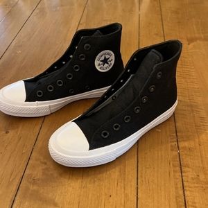 CONVERSE HIGHTOPS WMNS SIZE 5. GENTLY USED. WILL SEND WITH LACES.